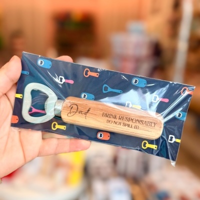 Abridor de garrafas com cabo de madeira gravado e embalagem com padrão de chaves coloridas