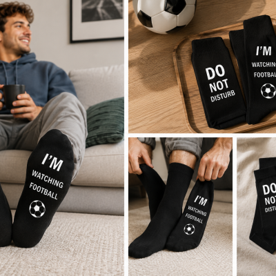 Meias pretas com mensagens impressas em branco sobre futebol em vários contextos domésticos