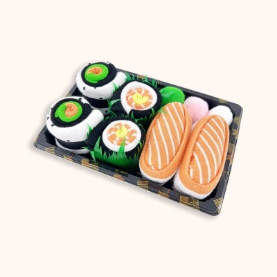 Brinquedos em formato de sushi numa bandeja preta