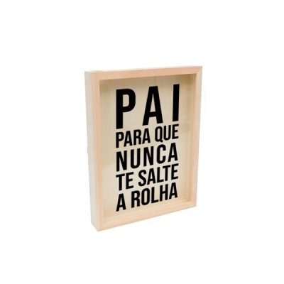 Quadro decorativo em madeira clara com texto em preto