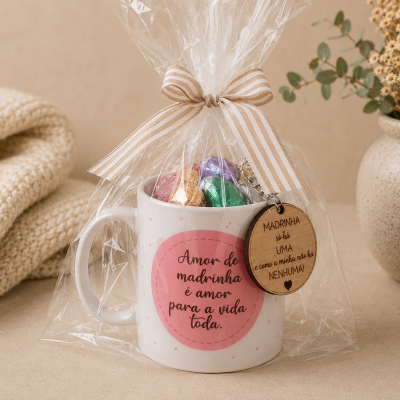 Caneca branca com bombons coloridos embrulhada com laço e etiqueta de madeira