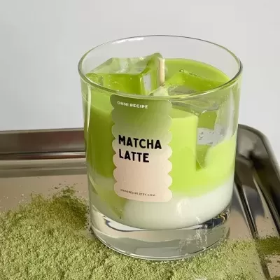 Vela aroma Matcha Latte em vidro com cera verde e branca e cubos de gelo decorativos