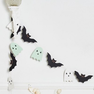 Decoração de Halloween com morcegos e fantasmas pendurados na parede