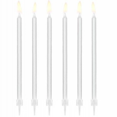 Seis velas brancas finas acesas com suportes transparentes