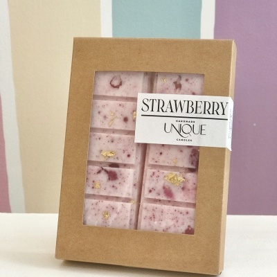 Caixa castanha com barras cor-de-rosa e etiqueta branca com texto