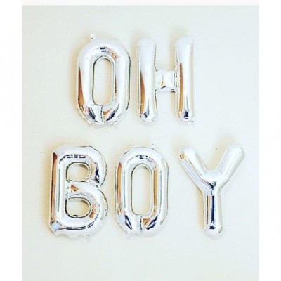 Balões prateados em forma de letras 'OH BOY'