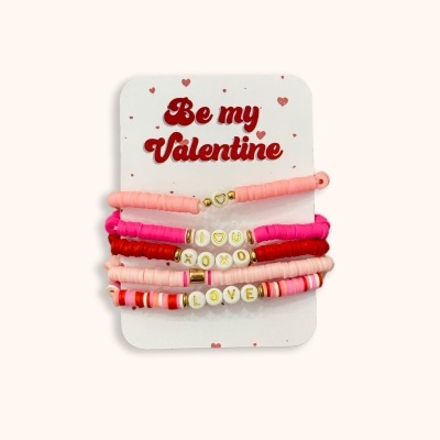 Conjunto de pulseiras coloridas com letras em cartão Be my Valentine