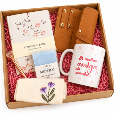 Caixa de oferta com caneca, caderno floral, sabão, carteira castanha, caneta dourada e peça de tecido bordada