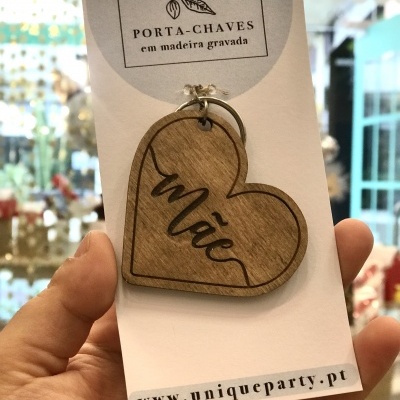 Porta-chaves de madeira em forma de coração com a palavra Mãe gravada, preso a etiqueta com design minimalista