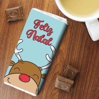 Barra de chocolate com embalagem festiva azul e rena e texto Feliz Natal