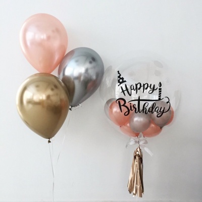 Balões coloridos metálicos e transparente com texto 'Happy Birthday' para festa de aniversário