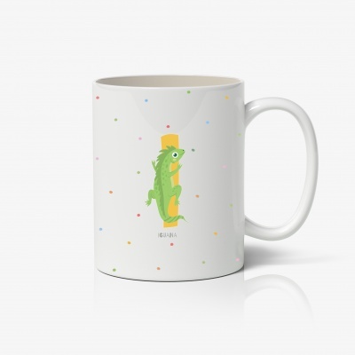 Caneca branca com desenho de iguana e pontos coloridos