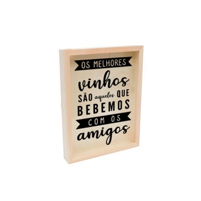 Quadro decorativo com texto sobre vinhos e amigos em moldura de madeira clara.
