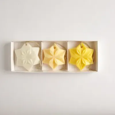 Três velas em forma de estrela com cordão em caixa branca