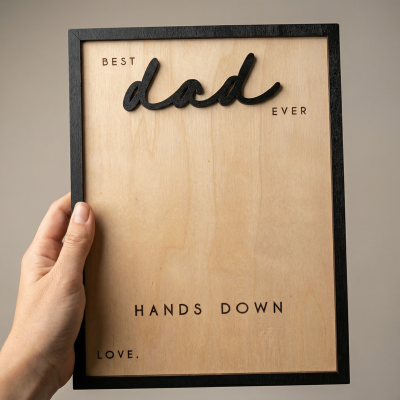 Placa decorativa em madeira com moldura preta e frase gravada sobre pai