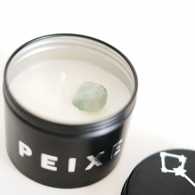 vela preta com pedra verde e texto PEIXE