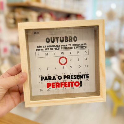 Calendário de mesa emoldurado em madeira com mês de outubro e texto em português