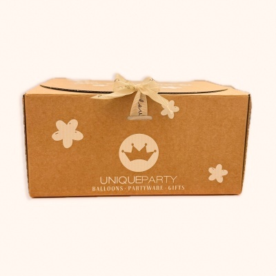 Caixa de cartão castanha com decorações claras e fita com etiqueta