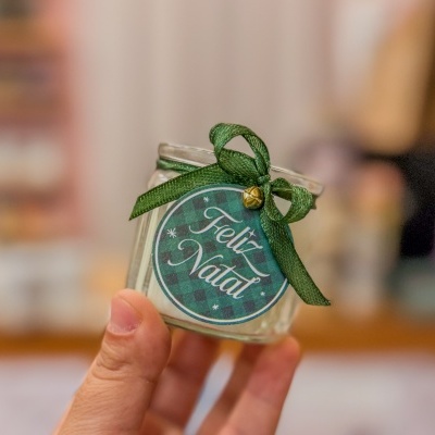 Vela em frasco de vidro com etiqueta 