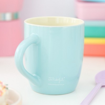 Caneca azul clara em cerâmica com texto branco 'wonderful'