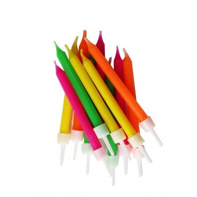 Velas de aniversário coloridas com suportes plásticos em fundo branco