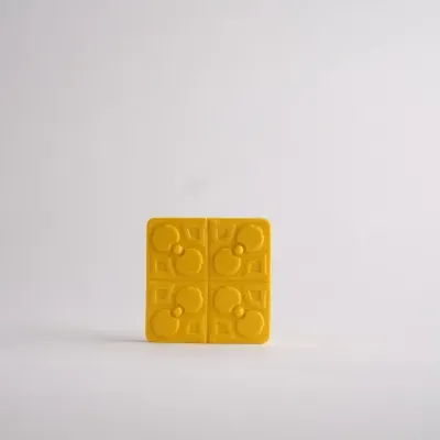Bloco amarelo quadrado com padrão em relevo
