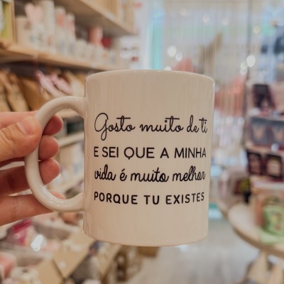Caneca branca com texto em português em loja