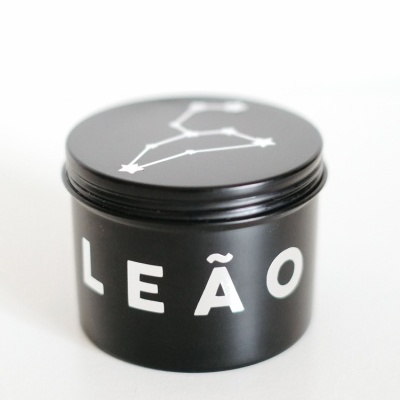 Frasco preto com tampa mostrando constelação e texto 'LEÃO'