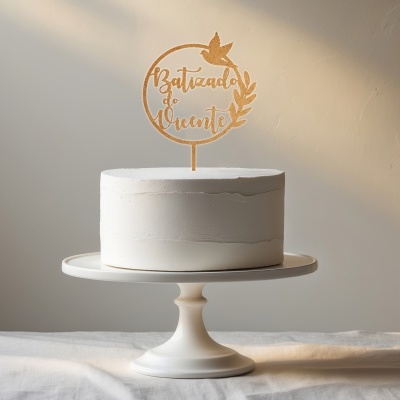 bolo branco com topper dourado para batizado