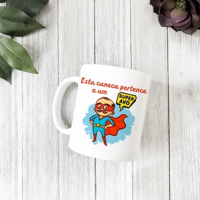 Caneca branca com desenho de super-avô e texto em português
