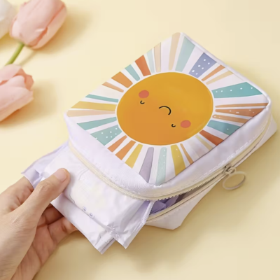 Necessaire branca com sol sorridente e flores cor-de-rosa ao lado