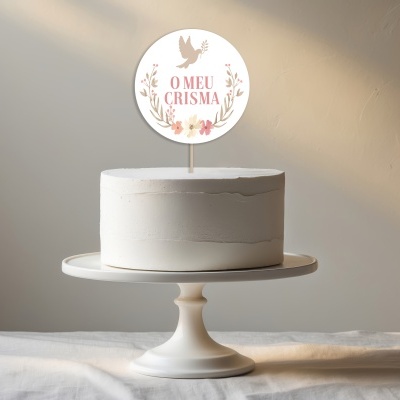 Bolo branco simples com topper 'O MEU CRISMA' em suporte branco