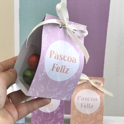 Caixas de Páscoa decorativas com bombons e etiquetas 'Páscoa Feliz'