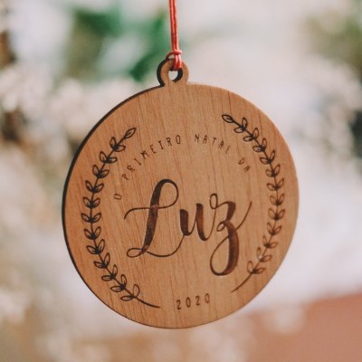 Enfeite natalício de madeira redondo com gravura e cordão vermelho