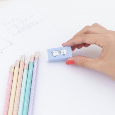 Apagam azul com desenho de fatias de pão, lápis coloridos pastel e folha com equações numa mesa branca.