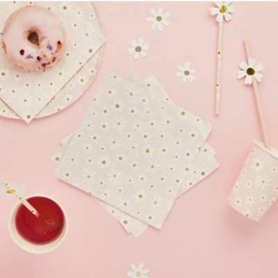 Guardanapos de papel com padrão de flores, copo e canudos decorados, donut rosa, fundo rosa claro