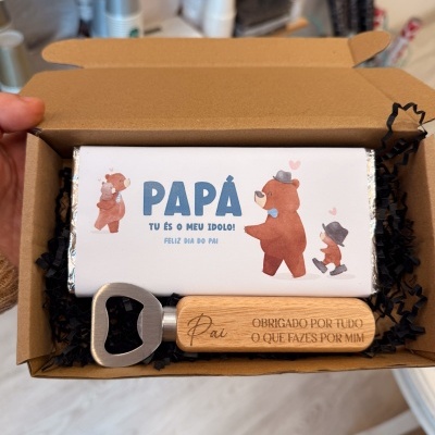 Caixa de presente com barra de chocolate ilustrada e abridor de garrafas gravado