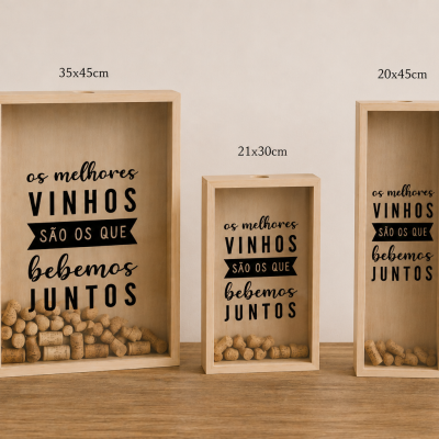 Caixas decorativas de madeira clara para rolhas de vinho com texto em português e elementos de decoração