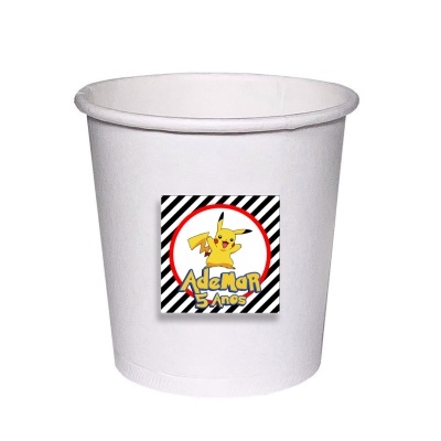 Copo de papel branco com etiqueta do Pikachu para festa de aniversário.