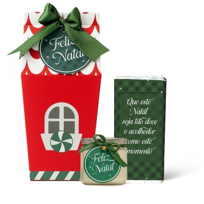 Conjunto de produtos de Natal com embalagem vermelha, frasco e barra de chocolate com rótulos festivos