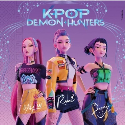 Personagens animadas de K-POP Demon Hunters com roupas coloridas em fundo roxo