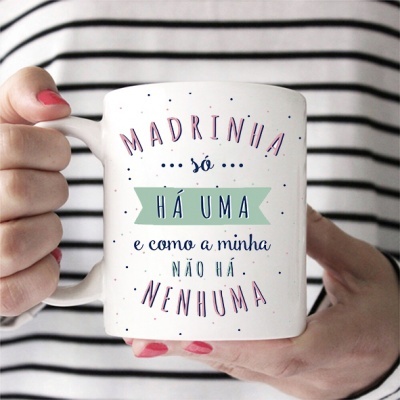 Caneca branca com texto colorido 'MADRINHA SÓ HÁ UMA e como a minha NÃO HÁ NENHUMA'