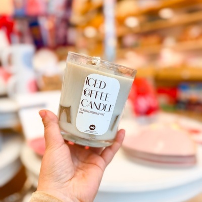 Vela em copo de vidro transparente com etiqueta branca ICED COFFEE CANDLE