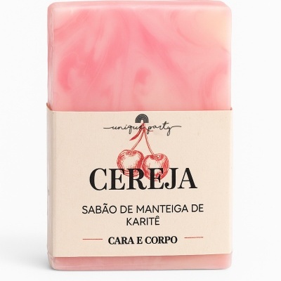 Sabonete sólido cor de rosa com embalagem de papel bege com cerejas e texto em português.