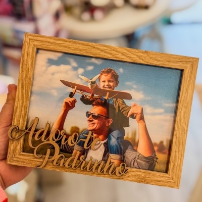 Moldura de madeira com foto de homem e criança e texto Adoro-te Padrinho em madeira