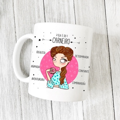 Caneca branca com desenho de rapariga e texto em português sobre características da sua personalidade.