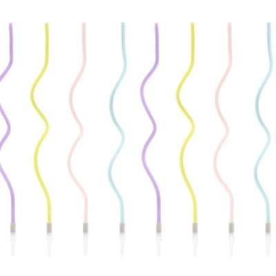 Velas onduladas coloridas em linha sobre fundo branco