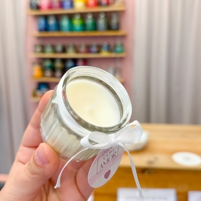 Vela branca em frasco de vidro canelado com laço e etiqueta FEITO COM AMOR