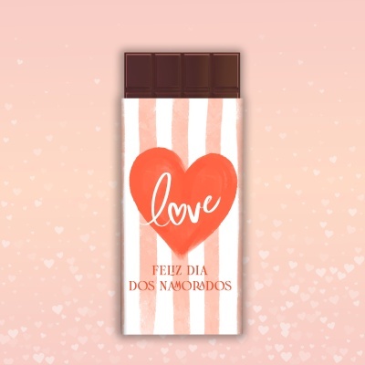 Barra de chocolate com embalagem branca riscada cor-de-rosa e coração vermelho com texto 