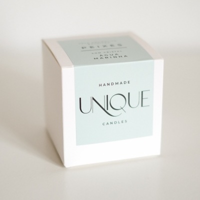 Caixa branca de velas artesanais com etiqueta azul clara e texto em inglês